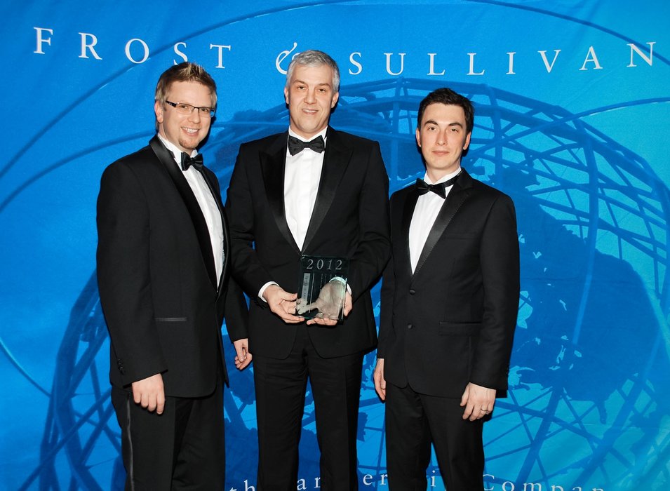 « Une innovation produit remarquable » – SmartReflect, la barrière photoélectrique de Baumer, récompensée par le prix Frost & Sullivan de l'innovation produit